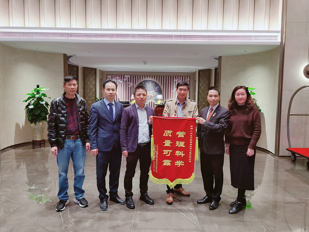华厦锦旗-(1).jpg